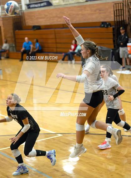 Thumbnail 1 in L'Anse Creuse North @ Grosse Pointe South photogallery.