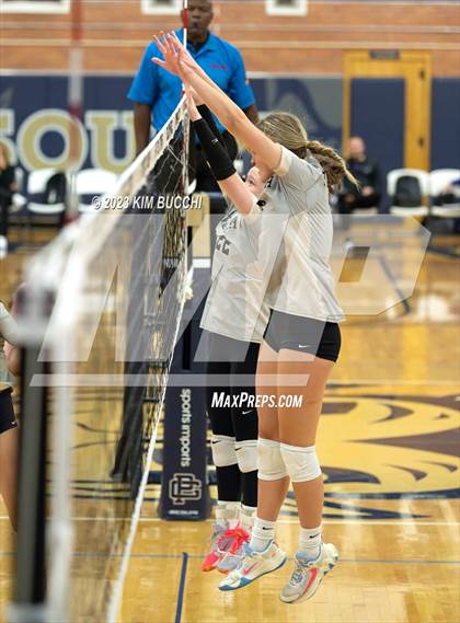 Thumbnail 3 in L'Anse Creuse North @ Grosse Pointe South photogallery.
