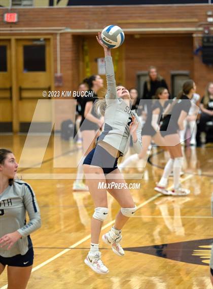 Thumbnail 1 in L'Anse Creuse North @ Grosse Pointe South photogallery.