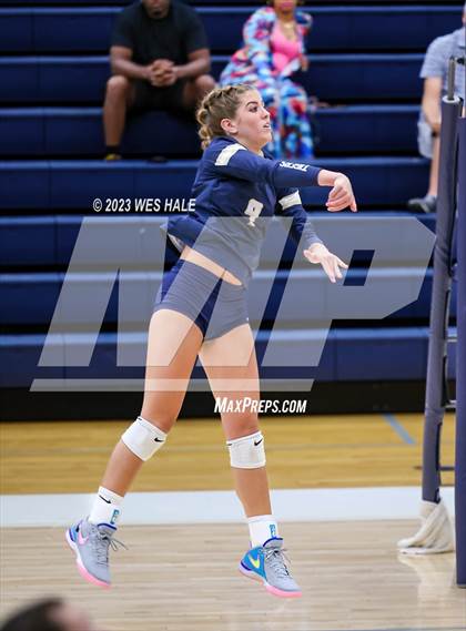 Thumbnail 3 in St. George's @ Arlington photogallery.