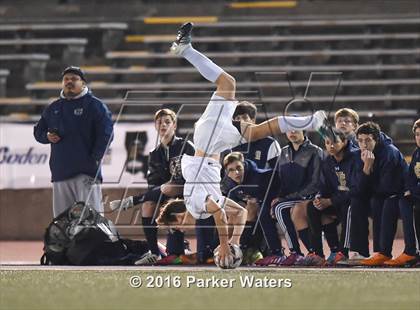 Thumbnail 3 in Holy Cross vs. St. Thomas More (LHSAA D2 Final) photogallery.