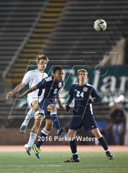 Thumbnail 3 in Holy Cross vs. St. Thomas More (LHSAA D2 Final) photogallery.