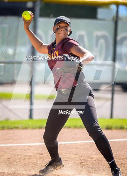 Thumbnail 2 in Little Miami vs McAuley (OHSAA D1 Sectional) photogallery.