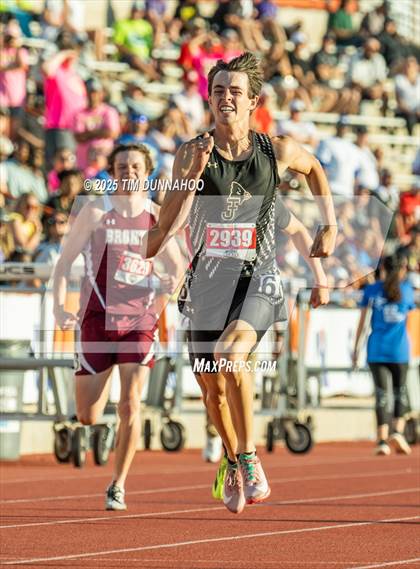 Thumbnail 2 in UIL 1A Boys Track & Field Finals photogallery.