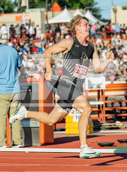 Thumbnail 3 in UIL 1A Boys Track & Field Finals photogallery.