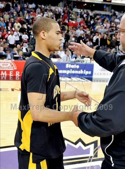 Thumbnail 3 in Bishop Montgomery vs. Salesian (CIF State D4 Final) photogallery.