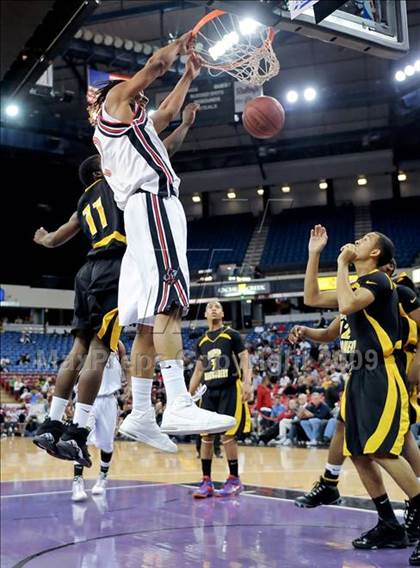 Thumbnail 2 in Bishop Montgomery vs. Salesian (CIF State D4 Final) photogallery.