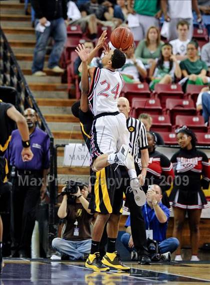 Thumbnail 2 in Bishop Montgomery vs. Salesian (CIF State D4 Final) photogallery.