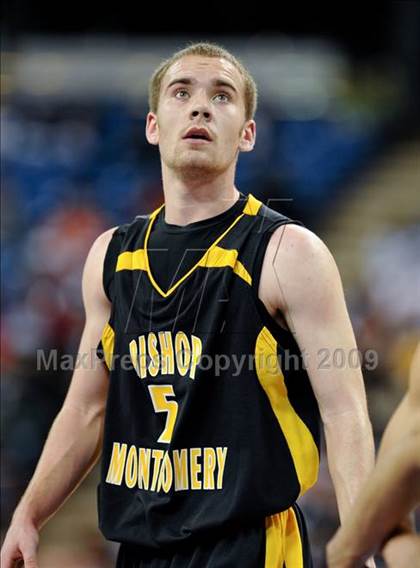 Thumbnail 2 in Bishop Montgomery vs. Salesian (CIF State D4 Final) photogallery.