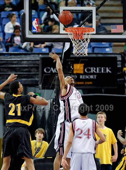 Thumbnail 3 in Bishop Montgomery vs. Salesian (CIF State D4 Final) photogallery.