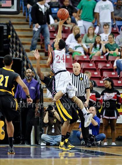 Thumbnail 3 in Bishop Montgomery vs. Salesian (CIF State D4 Final) photogallery.