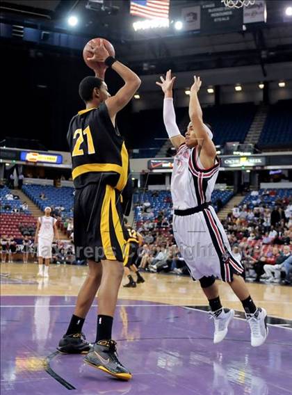 Thumbnail 2 in Bishop Montgomery vs. Salesian (CIF State D4 Final) photogallery.