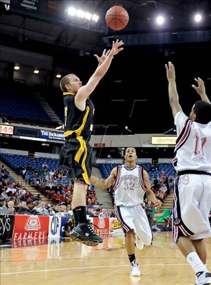 Thumbnail 3 in Bishop Montgomery vs. Salesian (CIF State D4 Final) photogallery.