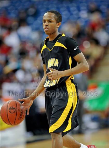 Thumbnail 2 in Bishop Montgomery vs. Salesian (CIF State D4 Final) photogallery.