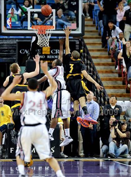 Thumbnail 3 in Bishop Montgomery vs. Salesian (CIF State D4 Final) photogallery.