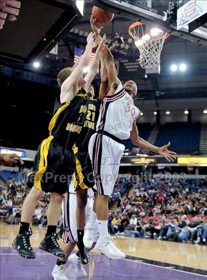 Thumbnail 3 in Bishop Montgomery vs. Salesian (CIF State D4 Final) photogallery.