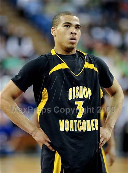 Thumbnail 2 in Bishop Montgomery vs. Salesian (CIF State D4 Final) photogallery.