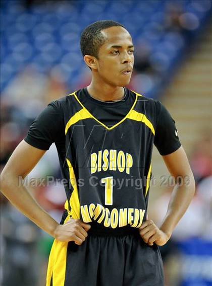 Thumbnail 3 in Bishop Montgomery vs. Salesian (CIF State D4 Final) photogallery.