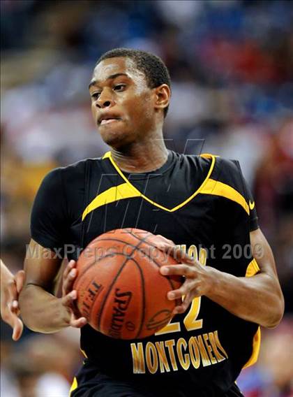 Thumbnail 2 in Bishop Montgomery vs. Salesian (CIF State D4 Final) photogallery.