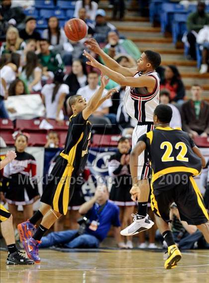Thumbnail 1 in Bishop Montgomery vs. Salesian (CIF State D4 Final) photogallery.