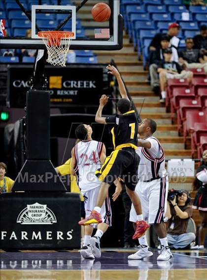Thumbnail 3 in Bishop Montgomery vs. Salesian (CIF State D4 Final) photogallery.