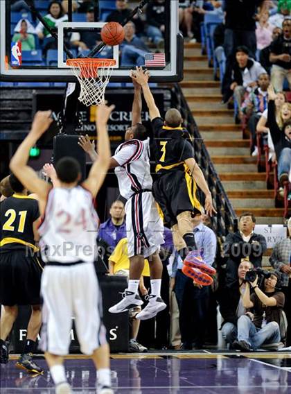 Thumbnail 2 in Bishop Montgomery vs. Salesian (CIF State D4 Final) photogallery.
