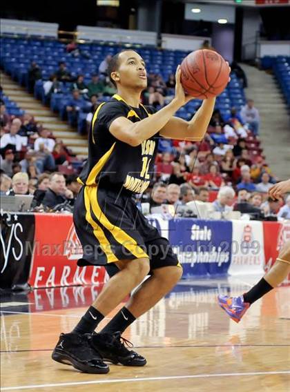 Thumbnail 2 in Bishop Montgomery vs. Salesian (CIF State D4 Final) photogallery.