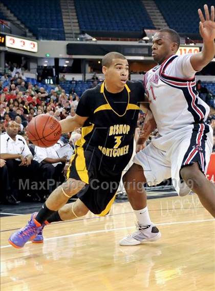 Thumbnail 2 in Bishop Montgomery vs. Salesian (CIF State D4 Final) photogallery.