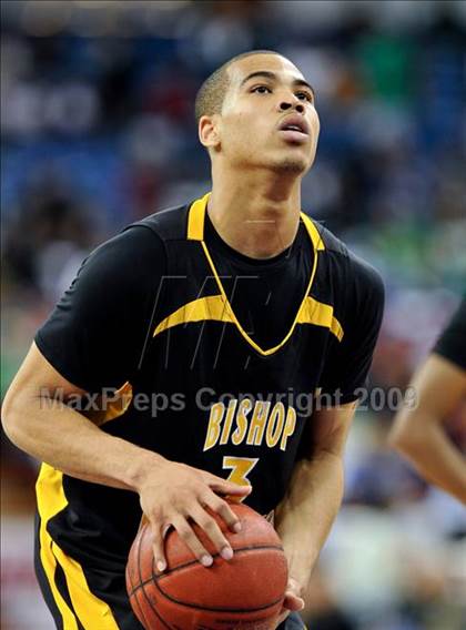 Thumbnail 2 in Bishop Montgomery vs. Salesian (CIF State D4 Final) photogallery.