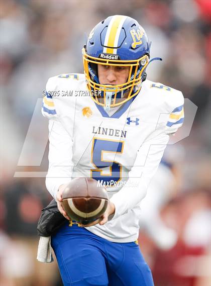 Thumbnail 3 in Calaveras vs. Linden (CIF SJS D7 Final) photogallery.