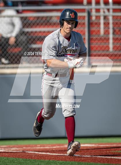 Thumbnail 2 in JSerra Catholic @ Mater Dei photogallery.