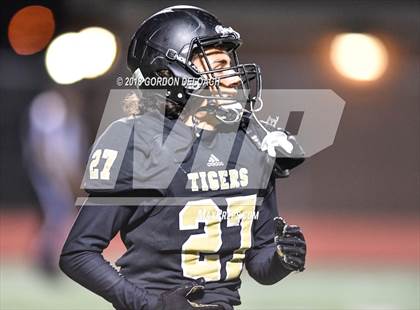 Thumbnail 3 in Cedar Hill (Red) vs Mansfield (Gold) photogallery.