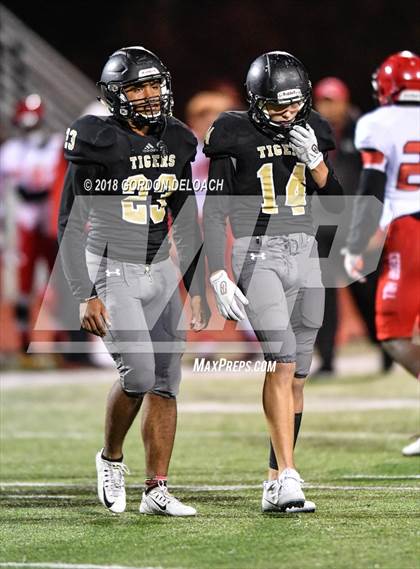 Thumbnail 3 in Cedar Hill (Red) vs Mansfield (Gold) photogallery.