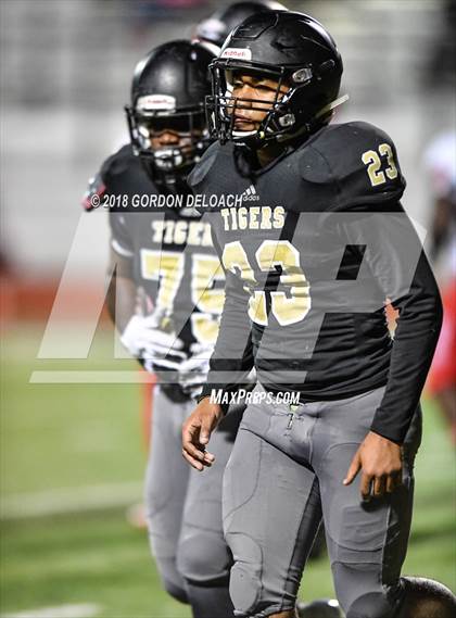 Thumbnail 3 in Cedar Hill (Red) vs Mansfield (Gold) photogallery.