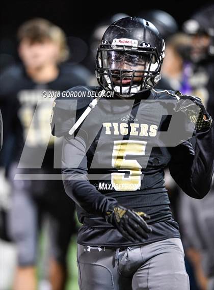Thumbnail 1 in Cedar Hill (Red) vs Mansfield (Gold) photogallery.