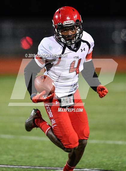 Thumbnail 3 in Cedar Hill (Red) vs Mansfield (Gold) photogallery.