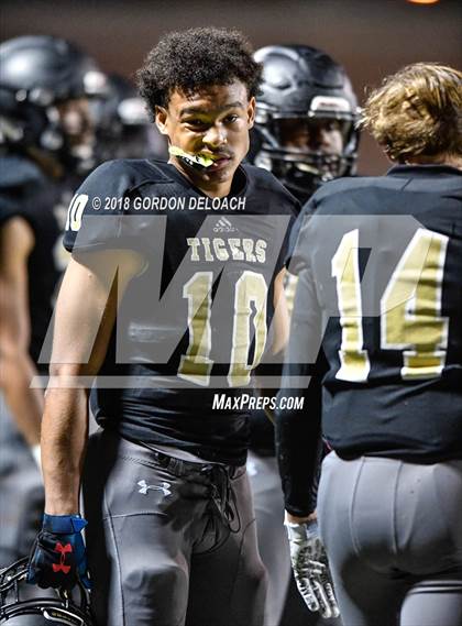 Thumbnail 2 in Cedar Hill (Red) vs Mansfield (Gold) photogallery.