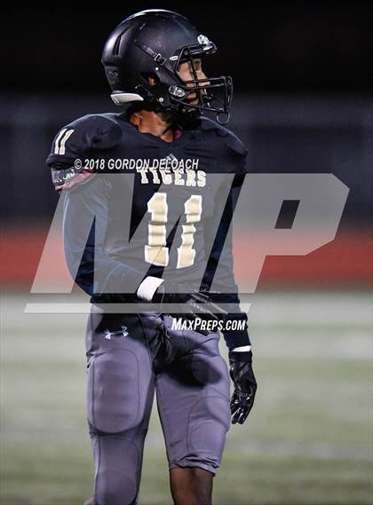 Thumbnail 2 in Cedar Hill (Red) vs Mansfield (Gold) photogallery.