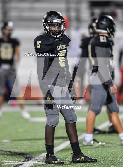 Thumbnail 2 in Cedar Hill (Red) vs Mansfield (Gold) photogallery.