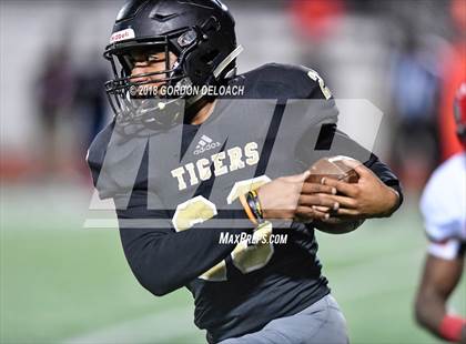 Thumbnail 2 in Cedar Hill (Red) vs Mansfield (Gold) photogallery.