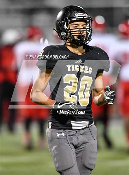 Thumbnail 2 in Cedar Hill (Red) vs Mansfield (Gold) photogallery.