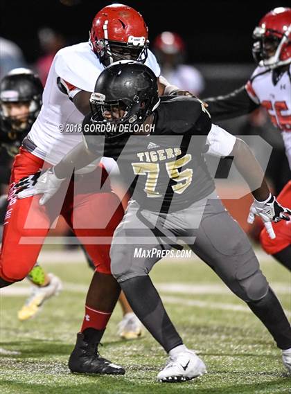 Thumbnail 3 in Cedar Hill (Red) vs Mansfield (Gold) photogallery.