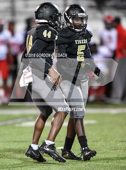 Thumbnail 3 in Cedar Hill (Red) vs Mansfield (Gold) photogallery.