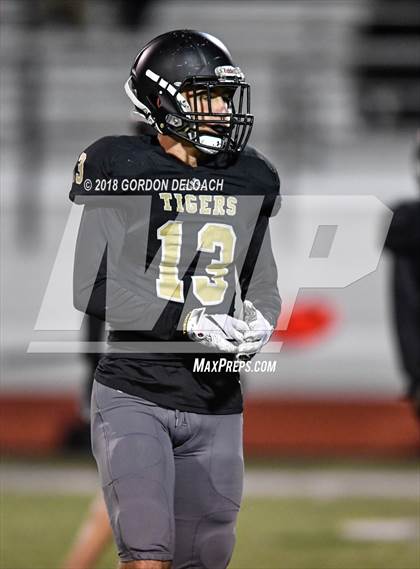 Thumbnail 1 in Cedar Hill (Red) vs Mansfield (Gold) photogallery.