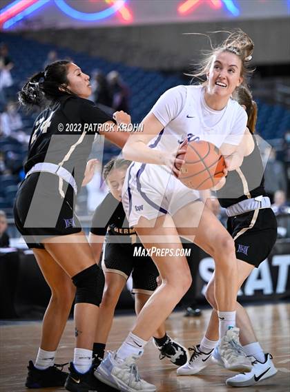 Thumbnail 2 in Lake Washington vs. Hermiston (WIAA 3A Round 2 State Playoff)  photogallery.