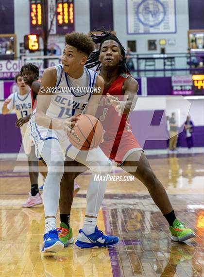 Thumbnail 2 in Quincy vs. Alton (Prairie Farms Holiday Classic) photogallery.