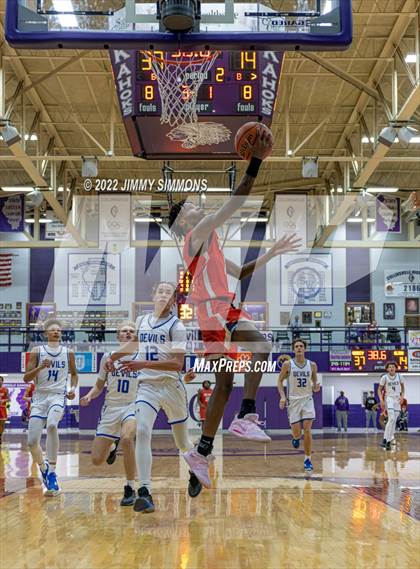 Thumbnail 3 in Quincy vs. Alton (Prairie Farms Holiday Classic) photogallery.