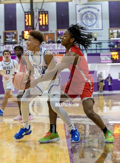 Thumbnail 3 in Quincy vs. Alton (Prairie Farms Holiday Classic) photogallery.