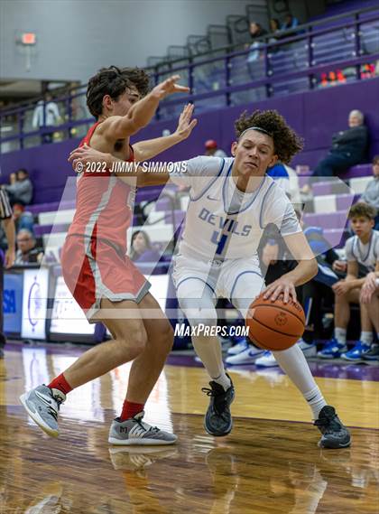 Thumbnail 2 in Quincy vs. Alton (Prairie Farms Holiday Classic) photogallery.