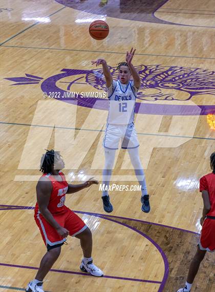 Thumbnail 3 in Quincy vs. Alton (Prairie Farms Holiday Classic) photogallery.